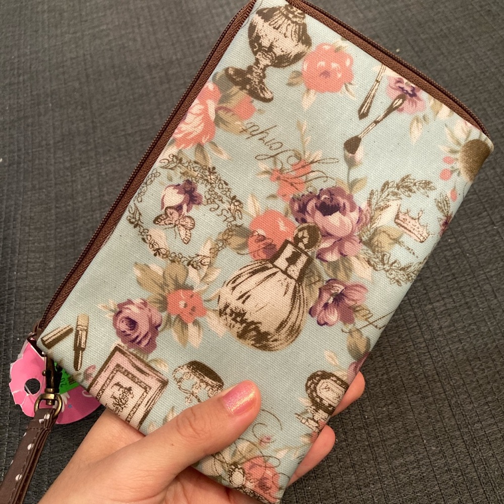 NWT Waterproof zip wrist bag